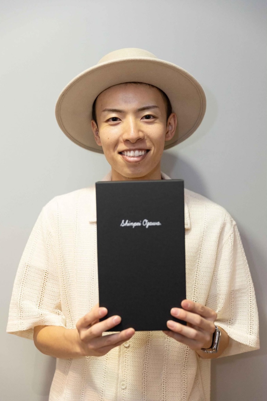 Shinpei Ogawa シャンプーを手にする開発者 小川晋平